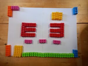 Le CP-CE1 Réalisent une maquette de la classe et un plan de l’école…