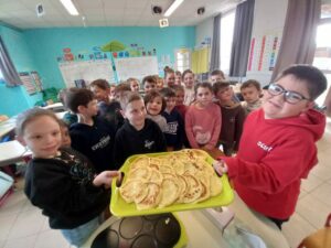 Les CP/CE1 fêtent la Chandeleur !