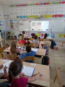 LES CP s&rsquo;échauffent les doigts et les mains avant chaque séance d&rsquo;écriture…